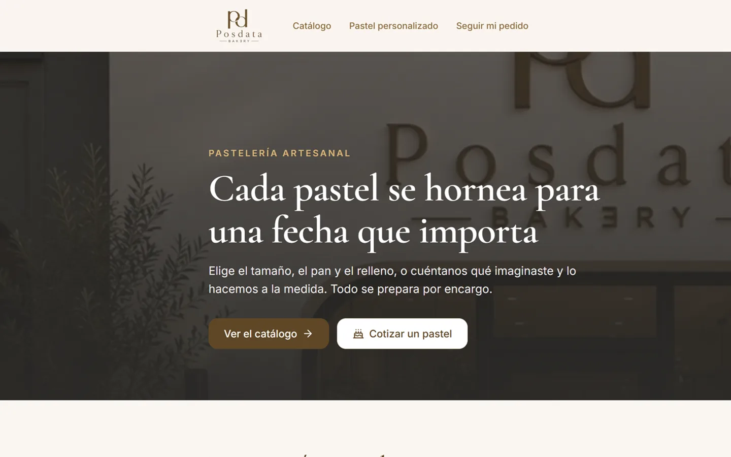 Portada de la tienda en línea de Posdata Bakery con el titular «Cada pastel se hornea para una fecha que importa» y los botones de catálogo y cotización.